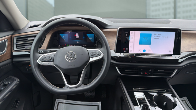 2025 Volkswagen Atlas 2.0T SE w/Technology