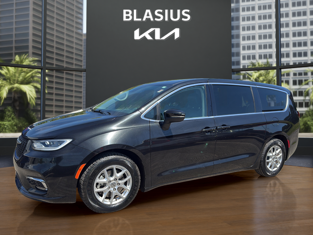 2023 Chrysler Pacifica Touring L's photo