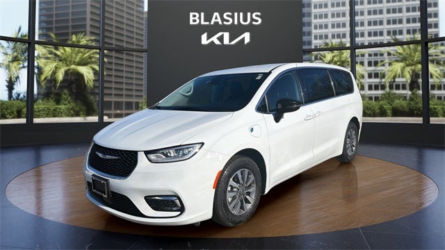 2024 Chrysler Pacifica PHEV Select