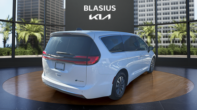 2024 Chrysler Pacifica Hybrid Select