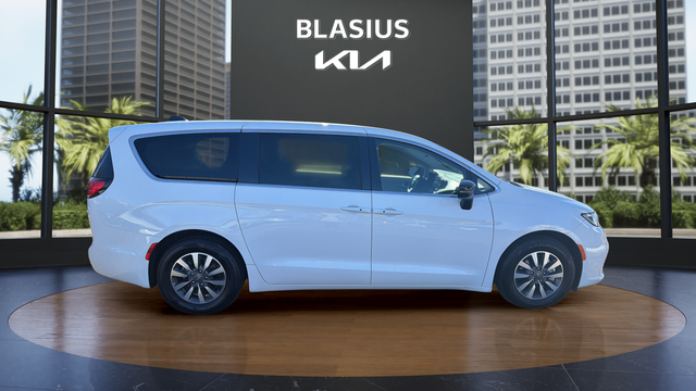 2024 Chrysler Pacifica Hybrid Select
