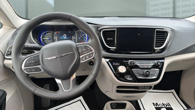 2024 Chrysler Pacifica Hybrid Select
