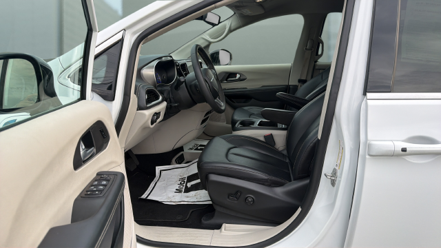 2024 Chrysler Pacifica Hybrid Select