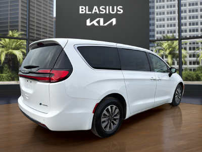 2024 Chrysler Pacifica Hybrid Select