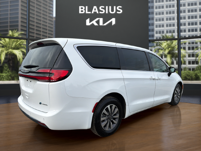 2024 Chrysler Pacifica Hybrid Select