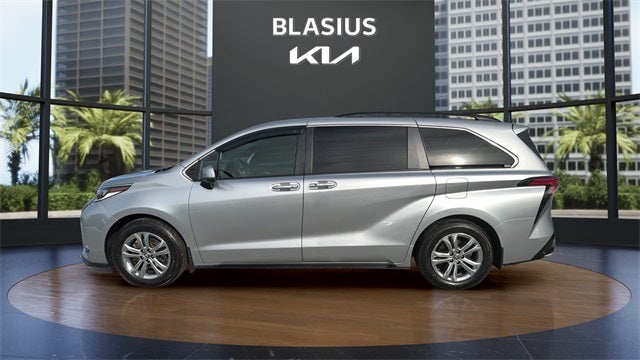 2022 Toyota Sienna XSE 7 Passenger