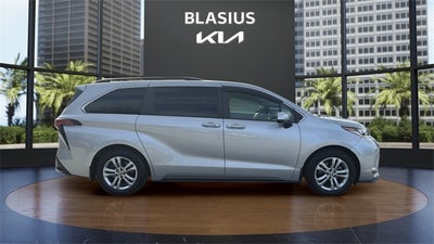 2022 Toyota Sienna XSE 7 Passenger