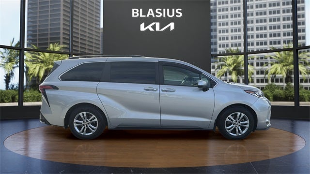 2022 Toyota Sienna XSE 7 Passenger