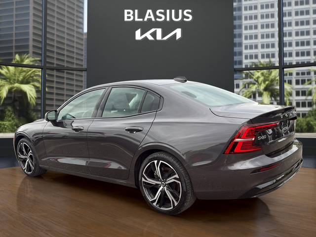 2024 Volvo S60 B5 Plus Dark Theme