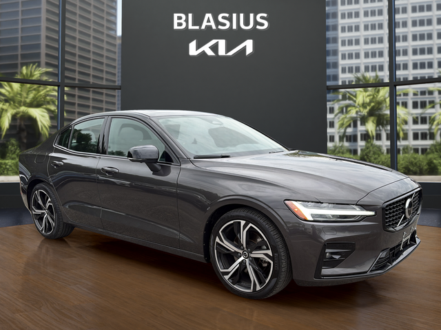 2024 Volvo S60 B5 Plus Dark Theme