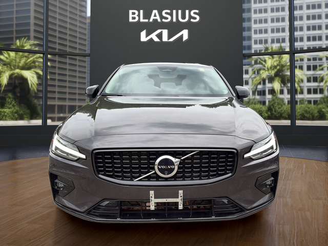 2024 Volvo S60 B5 Plus Dark Theme