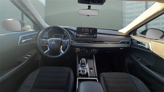 2023 Mitsubishi Outlander SE