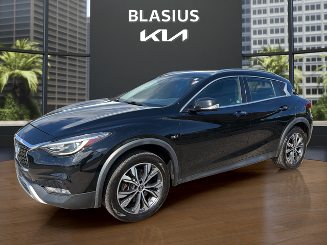 2017 INFINITI QX30 Premium