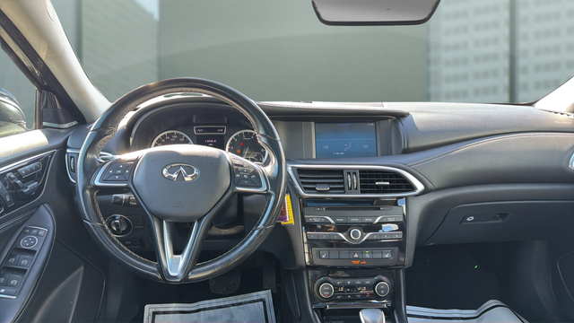 2017 INFINITI QX30 Premium