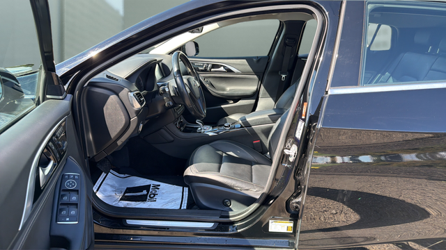 2017 INFINITI QX30 Premium