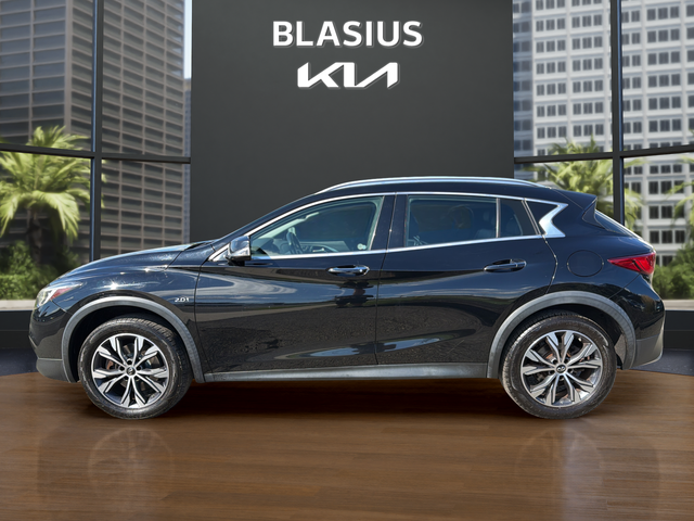 2017 INFINITI QX30 Premium