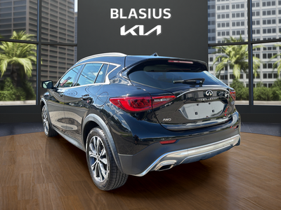 2017 INFINITI QX30 Premium