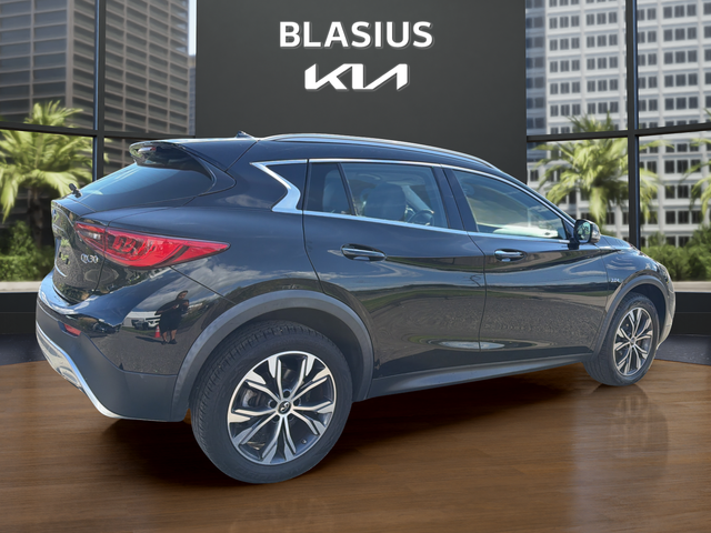 2017 INFINITI QX30 Premium
