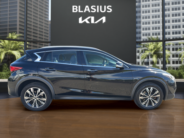 2017 INFINITI QX30 Premium