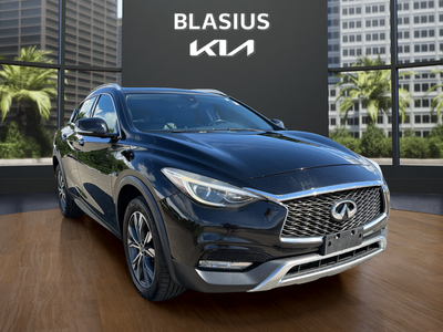 2017 INFINITI QX30 Premium