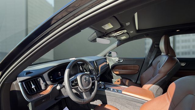 2023 Volvo XC60 B5 Plus Dark Theme