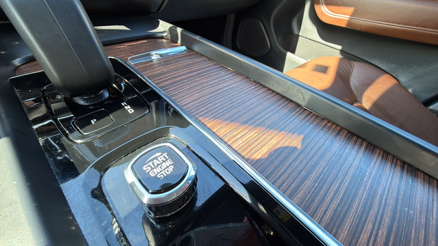 2023 Volvo XC60 B5 Plus Dark Theme