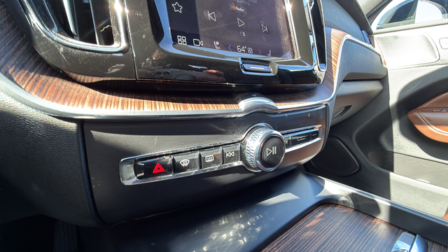 2023 Volvo XC60 B5 Plus Dark Theme