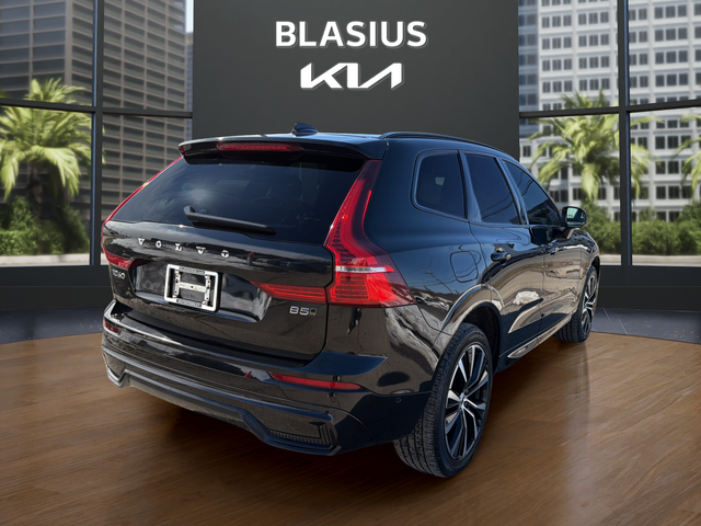 2023 Volvo XC60 B5 Plus Dark Theme